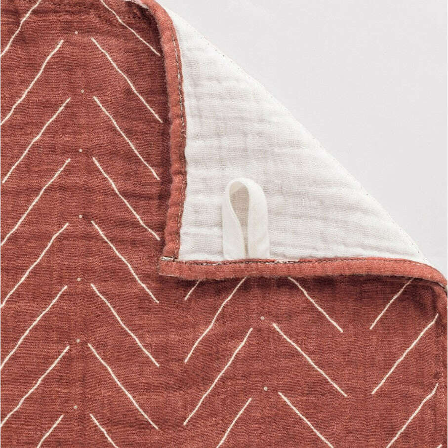 itzy-ritzy-breastfeeding-boss-mudcloth