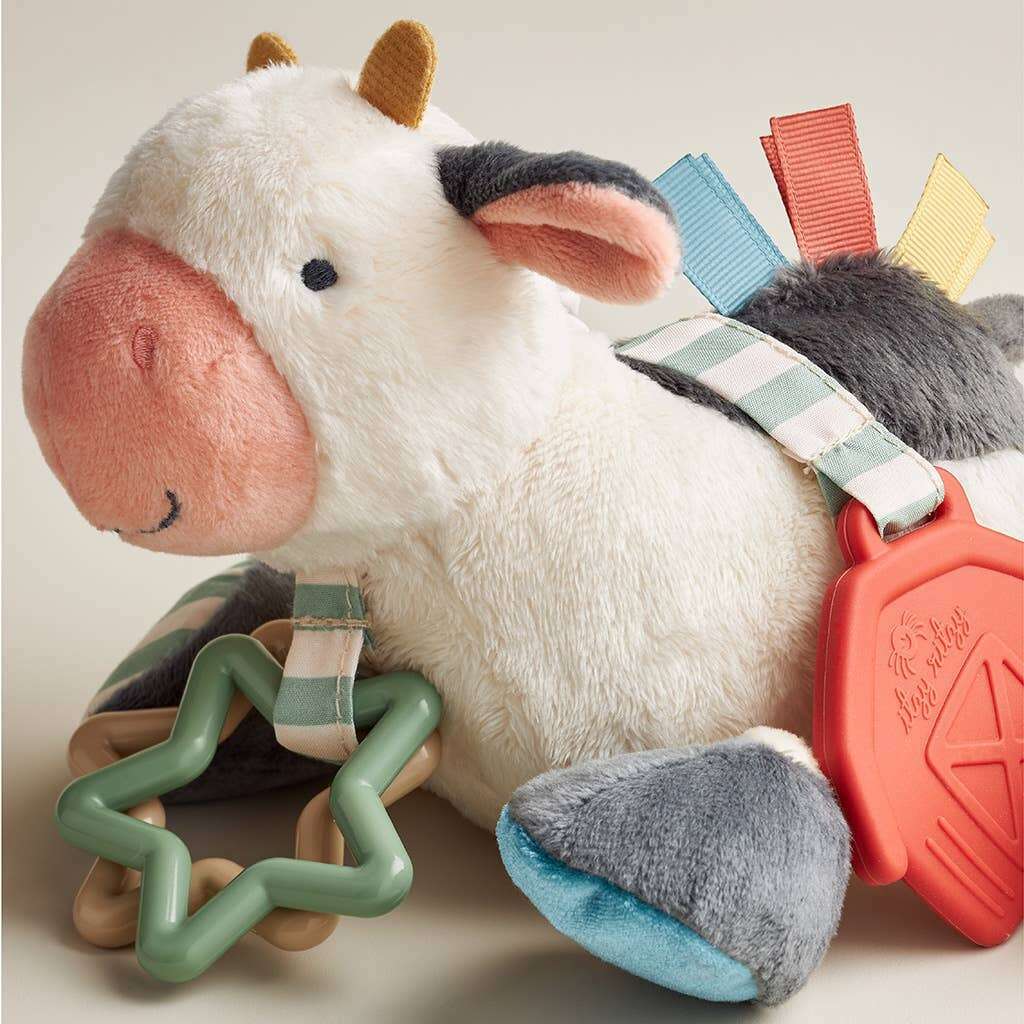 itzy-ritzy-link-and-love-activity-plush-cow3