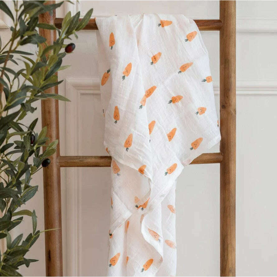 perlimpinpin-cotton-muslin-swaddle-carrots1